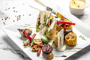 Kızarmış sebzeli tavuk köftesi lezzetli ağız sulandırıcı yemek menüsü sıcak ızgara konsept lezzetli dengeli gıda konsepti.,