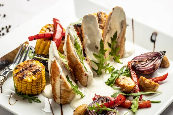 Kızarmış sebzeli tavuk köftesi lezzetli ağız sulandırıcı yemek menüsü sıcak ızgara konsept lezzetli dengeli gıda konsepti.,