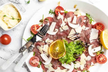 Parmesan kapari ve roka ile sığır eti carpaccio. Soğuk meze. Sağlıklı akşam yemeği ya da öğle yemeği.