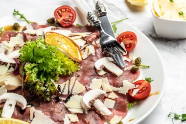 Parmesanlı sığır carpaccio ve kapari. Restoran menüsü, diyet, yemek kitabı tarifi..