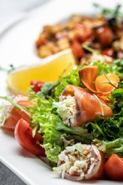 Peynirli ve sebzeli taze somon ruloları. Asya menüsü, üst görünüm.