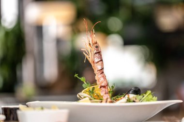 Sağlıklı karides salatası, karışık yeşillik. Karides salatası. Sağlıklı beslenme kavramı. Restoran menüsü. en üstteki görünüm.