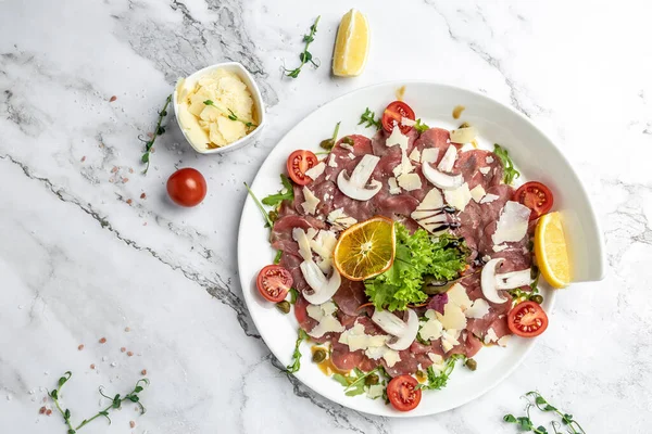 Parmesanlı sığır eti, kapari ve roka. Soğuk meze. afiş, menü, metin için tarif yeri, üst görünüm