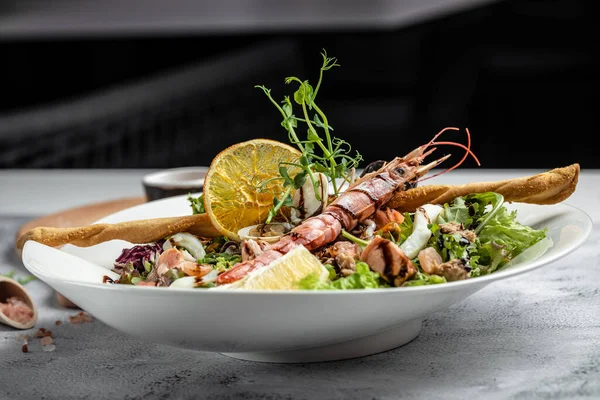 Karidesli salata ve taze sebze, sağlıklı beslenme kavramı. Restoran menüsü. en üstteki görünüm.