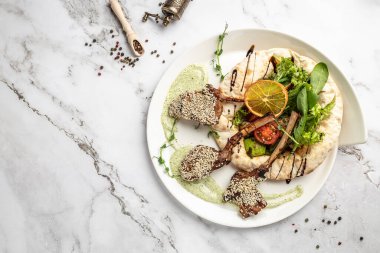 Pide ekmeği ve sebze salatalı kuzu askısı. Türk şiş kebap. Doğu mutfağı. afiş, menü, metin için tarif yeri, üst görünüm.