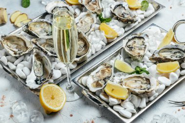 Lokantada taze çiğ istiridye ve şampanya. Limonlu, buzlu taze istiridye..