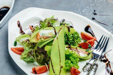 Tütsülenmiş somon, ıspanak ve ekşi krema, lezzetli kahvaltı veya atıştırmalık, temiz yemek, diyet, vejetaryen gıda konsepti. en üstteki görünüm,