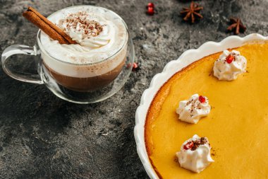 Balkabaklı cheesecake, kremalı balkabaklı turta. Şükran Günü için ev yapımı pasta..