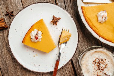 Balkabağı turtası ve kremalı latte. Yemek tarifi geçmişi. Kapat..