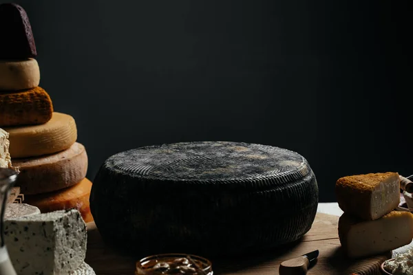 Koyu Arkaplanda Farklı Yapımı Peynirler Afiş Menü Metin Için Tarif — Stok fotoğraf