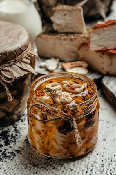 Γυάλινο Βάζο Τυρί Ελαιόλαδο Και Αρωματικά Βότανα Διάφορα Γαλακτοκομικά Προϊόντα — Φωτογραφία Αρχείου