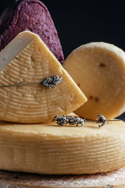 Siyah Arka Planda Farklı Şekillerde Sert Peynir Çiftçi Pazarı Yakın — Stok fotoğraf