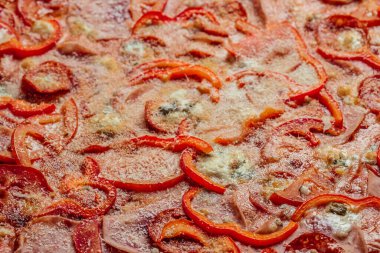 Arkaplan pizzası. Sıcak büyük pepperonili pizza Lezzetli pizza kompozisyonu Erimiş peynirli pastırmalı domates jambonlu kırmızı biber.