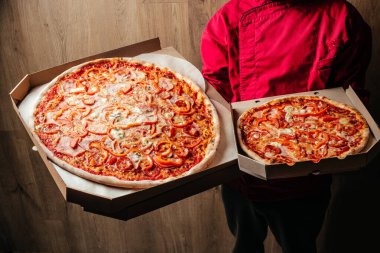 Kart kutusundaki pizza. Sıcak, lezzetli iki pizza, İtalyan pizzası..
