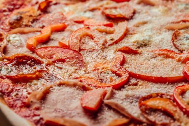 Domatesli, mozarellalı ya da parmesan peynirli Irtalian pizzası. Akdeniz yemeği. Pizzacı menüsü. Sıcak Pizza. Yemek tarifi geçmişi. Kapat..