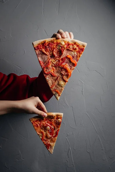 Руки Держат Ломтик Свежей Итальянской Классической Пиццы Pepperoni Горячая Пицца — стоковое фото