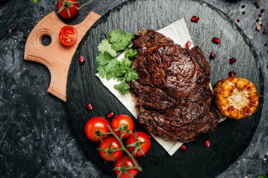 Biftek. Et yemeği. Karanlık bir arka planda taze sulu lezzetli biftek. Restoran menüsü, diyet, yemek kitabı tarifi üst görünümü .