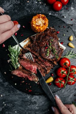 Biftek, Black Angus az pişmiş, baharatlı biftek. dikey görüntü. Üst Manzara. metin için yer.