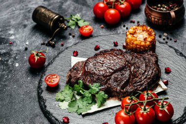 Taze ızgara et. Mısır ve kiraz domatesli ızgara biftek. Orta pişmiş biftek. Üst görünüm.