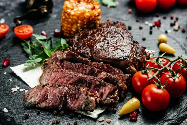Juicy Delicious Steak Medium Rare Vegetables Healthy Dinner Lunch — Foto Stock