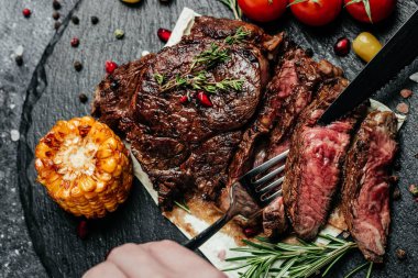 Sebzeli lezzetli biftek için akşam yemeği. Yemek tarifi geçmişi. Kapat..