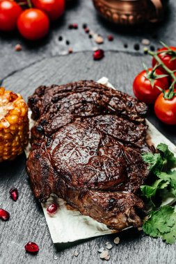 Biberiyeli biftek. Sebzeli lezzetli biftek için akşam yemeği. Üst Manzara. metin için yer.
