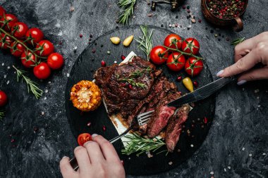 Biftek gözü biftek dilimleri çatal ve bıçakla. Orta pişmiş biftek. Üst görünüm.