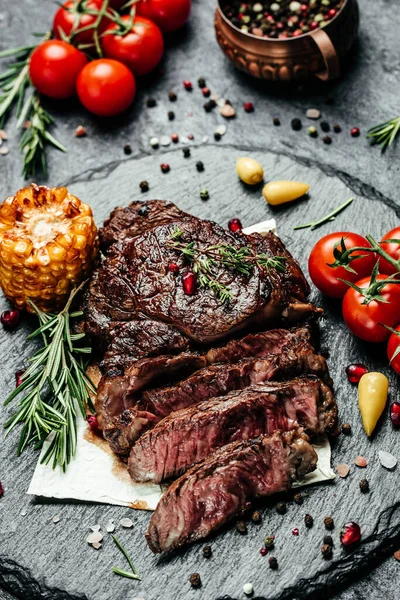 Стейк Гриле Ribeye Black Angus Средняя Редкая Говядина Вертикальное Изображение — стоковое фото