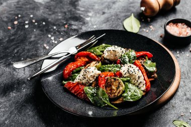 Izgara sebze salatası kırmızı dolmalık biber, kabak, ıspanak yapraklı patlıcan ve peynir. Detoks ve sağlıklı yiyecek kasesi konsepti.