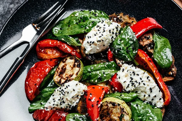 Delicious Salad Roasted Bell Pepper Zucchini Eggplant Spinach Leaves Feta — Fotografia de Stock