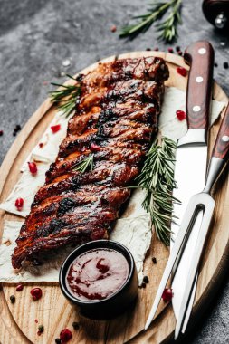 Barbekü domuz pirzolası ve yanında barbekü sosu, dikey görüntü. Üst Manzara. metin için yer,