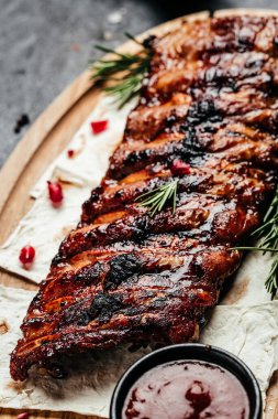 Kesme tahtasında ızgara pirzola, yemek tarifi geçmişi. Kapat..