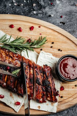 Kesme tahtasında ızgara pirzola. Restoran menüsü, diyet, yemek kitabı tarifi üst görünümü.