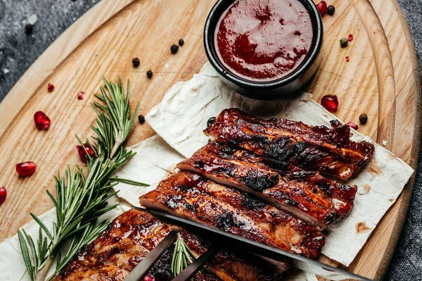 Gegrilde Varkensribbetjes Bbq Geserveerd Houten Snijplank Banner Menu Recept Plaats — Stockfoto