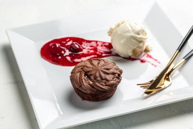 Çikolatalı, dondurmalı ve çilekli reçelli. Lezzetli tatlı.