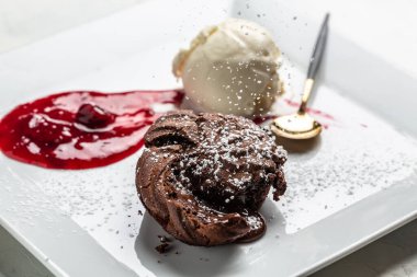 Dondurma ve çilek reçelli çikolatalı tatlı, sıvı merkezli sıcak çikolatalı puding..