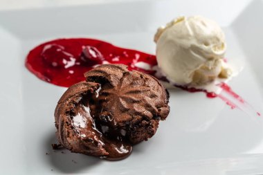 Dondurmalı lav keki ve çilek reçeli. Çikolatalı şekerleme. Yemek tarifi geçmişi. Kapat..