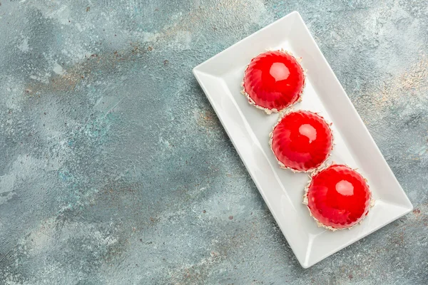 Bir tabakta üç pembe ahududu kreması. Ahududulu tatlı, peynirli kek, ıvır zıvır, bardaktaki fare. afiş, menü, metin için tarif yeri, üst görünüm,