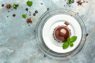 Mini çikolatalı kremalı pasta, tatlı peynirli kek, önemsiz fare. afiş, menü, metin için tarif yeri, üst görünüm,