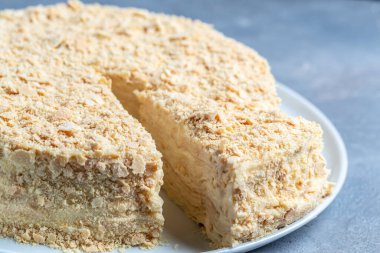 Dilimlenmiş Napolyon keki, kremalı çok katmanlı pasta, geleneksel Fransız tatlısı.,