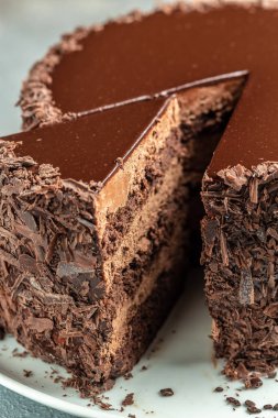 Tabakta bir parça lezzetli çikolatalı kek. Katmanlı çikolatalı pasta.