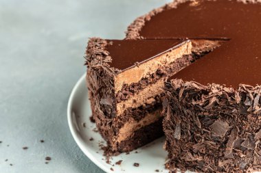 Tabakta bir dilim ev yapımı çikolatalı kek. Katmanlı çikolatalı kek turtası. afiş, menü, metin için tarif yeri, üst görünüm.