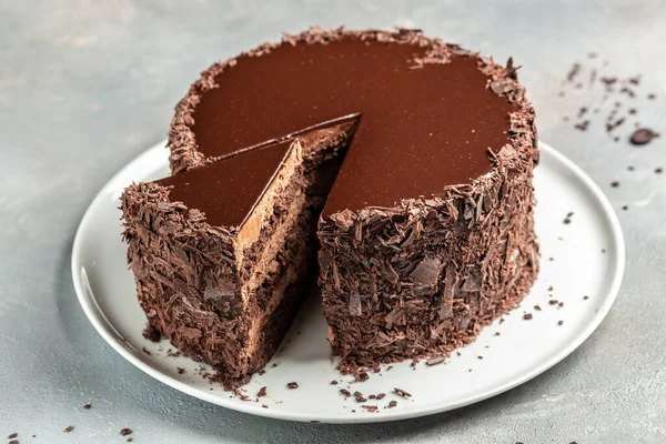 Chocoladetaart Met Een Gesneden Stuk Gelaagde Chocoladetaart — Stockfoto