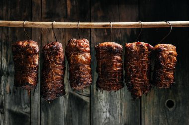 Ev yapımı tütsülenmiş jambon. Geleneksel yöntemlerle üretilen organik bir çiftliğin doğal ürünü..