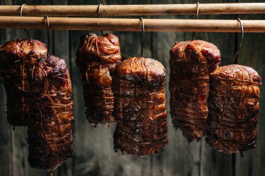 Geleneksel duman altında et içme yöntemi. Tütsülenmiş jambon, pastırma, domuz boynu ve sosisler tütsüleme evinde..