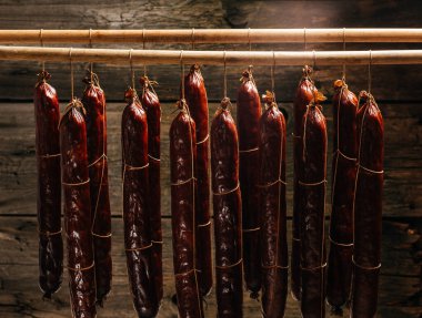 Tütsülenmiş sosis, tütsülenmiş sosis, tütsülenmiş et, kaburga, kan sosisi....