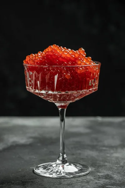 Delicioso Caviar Vermelho Fundo Preto Comida Gourmet Close Aperitivo Foco — Fotografia de Stock
