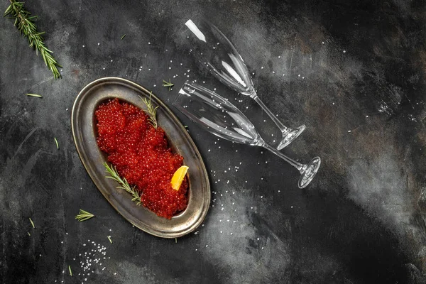 Červený Kaviár Plnící Kovový Talíř Sklenici Šampaňského Kamenném Pozadí Gurmánské — Stock fotografie