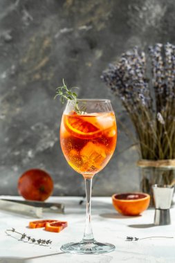 Kanlı portakallı spritz tropikal aperol kokteyli, kırmızı acı, kuru beyaz şarap, soda, tat ve buz. Yaz içeceği.