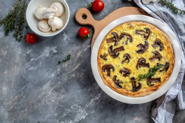 Şampiyon ve peynirli mantarlı Quiche Pie. Mantarlı tart. Geleneksel Fransız turtası Quiche Lorraine. afiş, metin için menü tarifi yeri, üst görünüm.